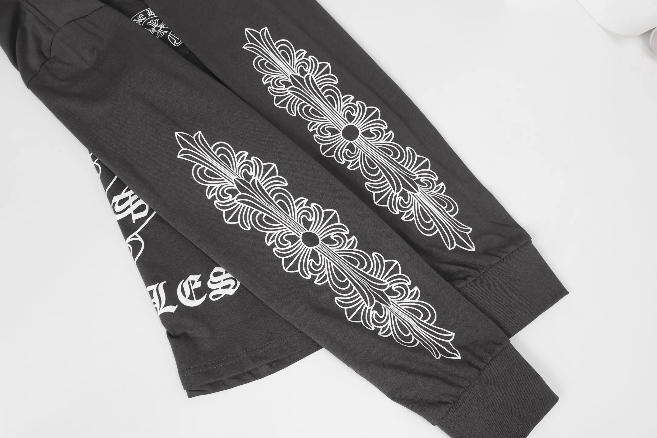 P150 -Chrome Hearts/Chrome Hearts 23ss scroll horseshoe Sanskrit printed popular long-sleeved T-shirt -High weight, high density and high quality. The wool is soft, delicate and skin-friendly. Soft and silky to the touch. Excellent warmth and skin-friendly properties. -Customized weaving and dyeing, no color difference, no matter the fabric or workmanship details. Compare the ordinary version on the market. -Colour: black, white, gray. -Size: S M L XL